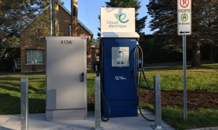 Une nouvelle borne de recharge rapide pour véhicules électriques maintenant en service à Saint-Donat