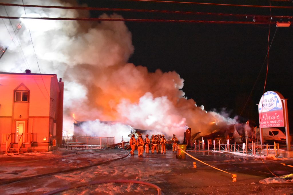 Bâtiment commercial ravagé par un incendie à Saint-Lin-Laurentides