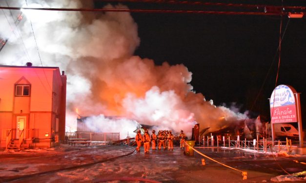 Bâtiment commercial ravagé par un incendie à Saint-Lin-Laurentides