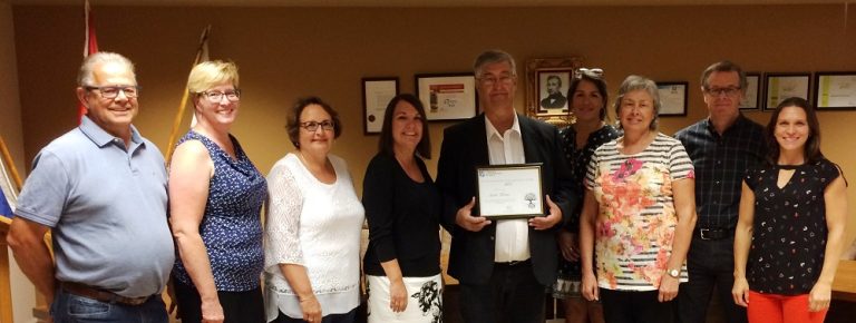 André Champagne, conseiller municipal, Line Coulombe, conseillère en promotion des saines habitudes de vie, direction de la Santé publique, centre intégré de santé et de services sociaux de Lanaudière, Danielle Lambert, directrice générale, Isabelle Lizée, directrice du CAMF, Marc Corriveau, maire Lyne Préville, conseillère en développement rural de la MRC Joliette, Agnès Derouin, conseillère municipale, Alain Harnois, participant à la consultation en avril, Karine Marois, directrice des loisirs