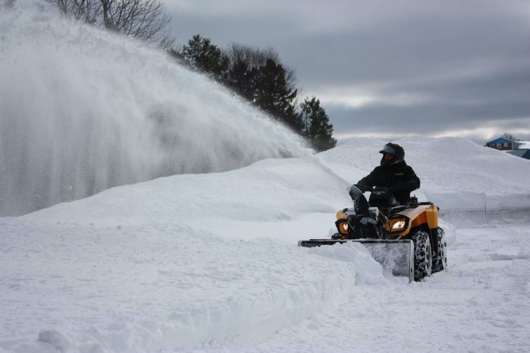 Souffleuse à neige pour VTT adaptable à la majorité des marques de quad et côte-à-côte